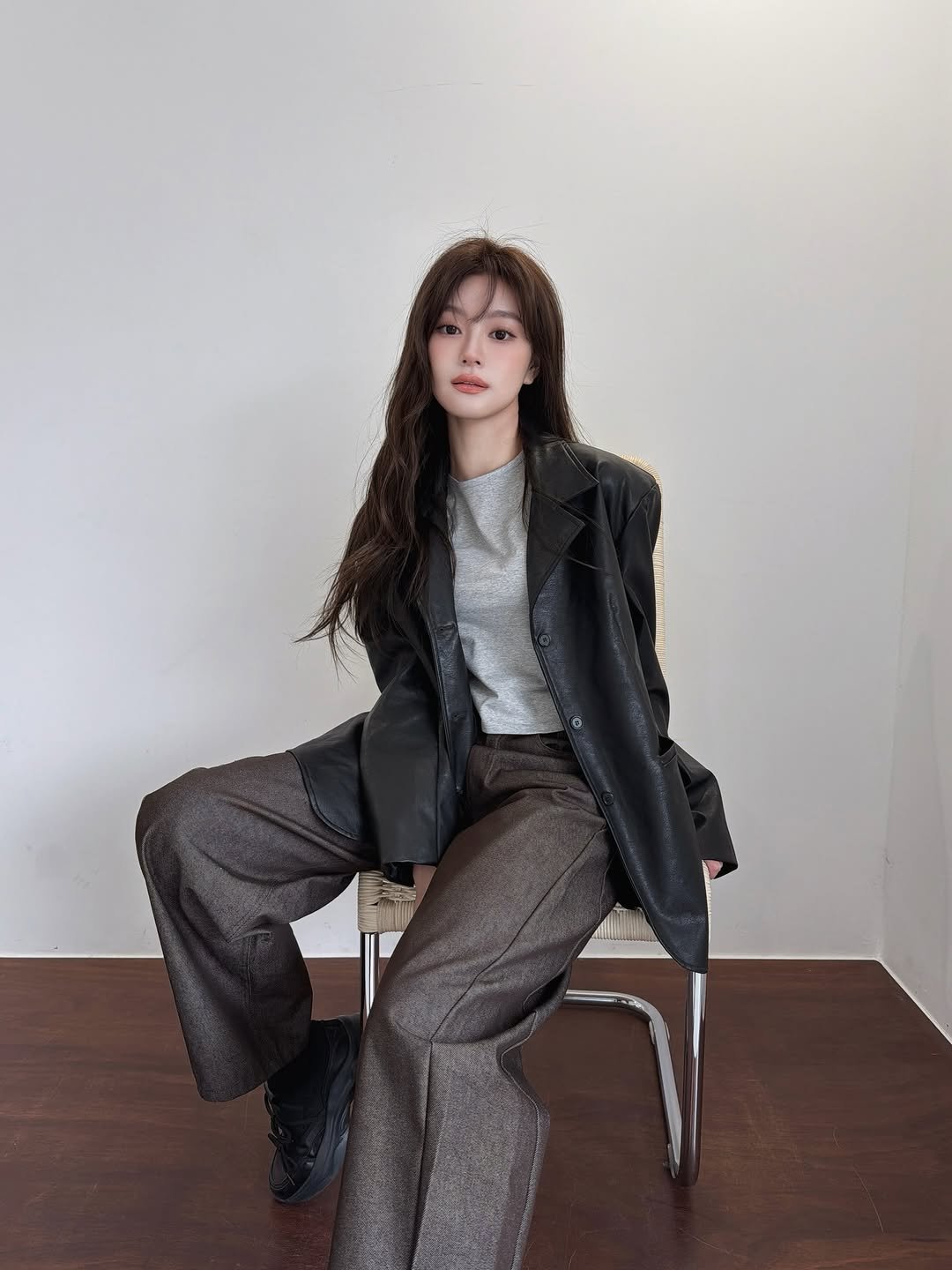Photo shared by 손채현 SonChaeHyun on February 24, 2026 tagging @naver.plus.store, and @atelier.onir. May be an image of suit, blazer, coat and text.
