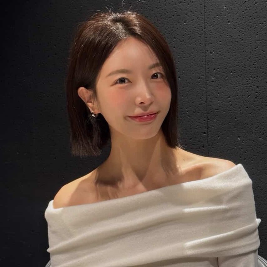 Photo by 김 태인 kim tae in on January 09, 2026. May be an image of one or more people, braids, top and text.