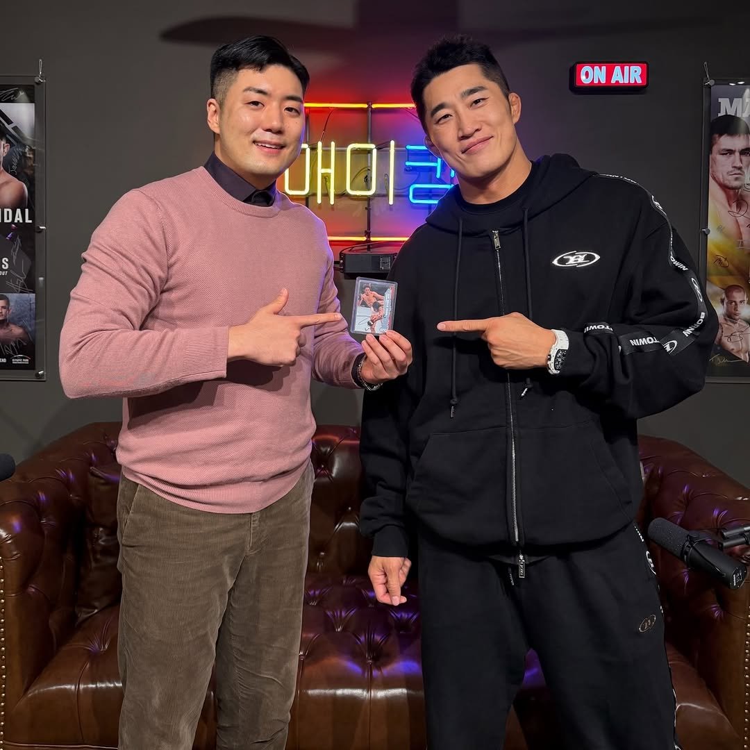 Photo shared by 차도르 Chador on November 25, 2025 tagging @stungunkim. May be an image of one or more people and text that says 'ON ONAIR AIR DAL M S 애미콘 AMO MAMOL'.