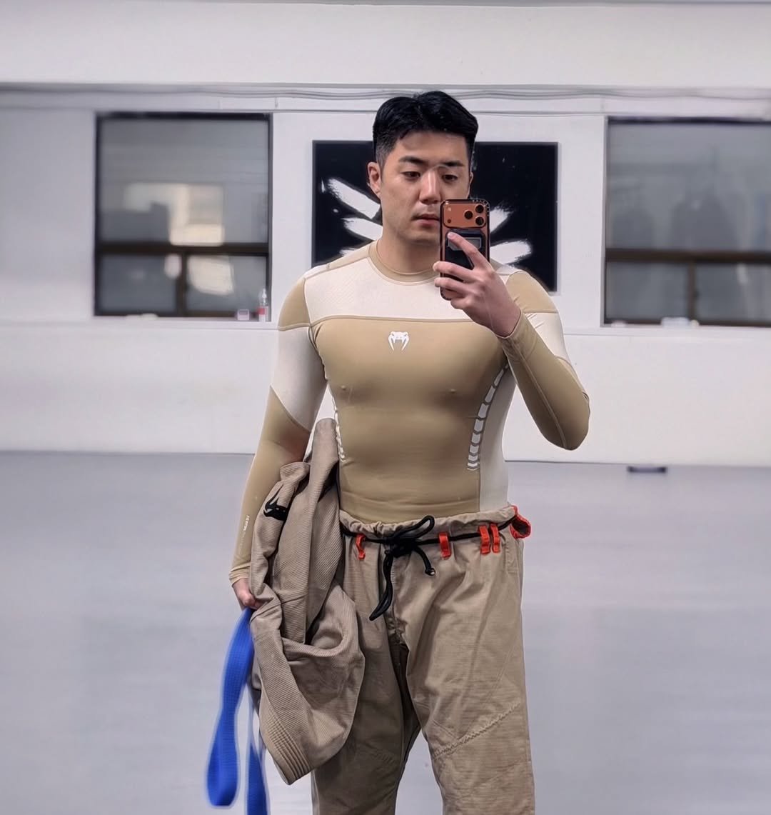 Photo by 차도르 Chador on April 19, 2026. May be an image of belt, sportswear, wetsuit and text.