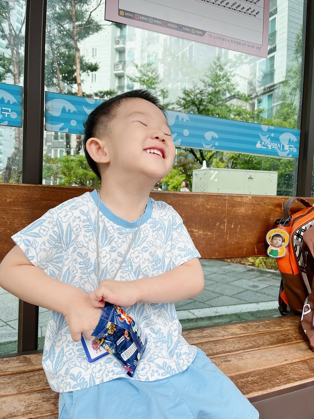 Photo by 꿀정보 공유하는 꼬누맘💗 on August 03, 2025. May be an image of 1 person, baby, smiling, bus and text.