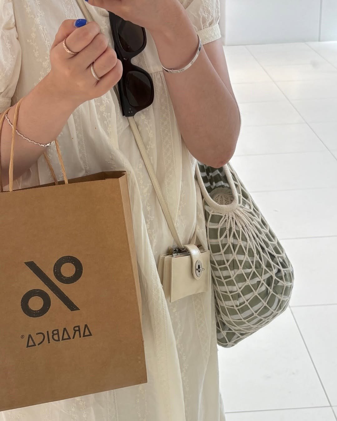 Photo by 꿀정보 공유하는 꼬누맘💗 on August 10, 2025. May be an image of 1 person, purse, cornflower, white lily and text.