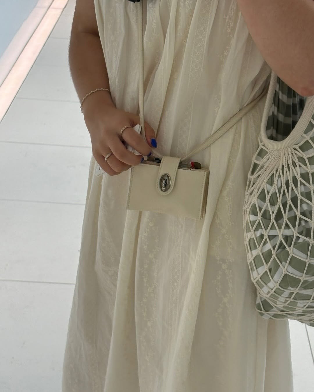 Photo by 꿀정보 공유하는 꼬누맘💗 on August 11, 2025. May be an image of 1 person, purse, sundress, sling and text.
