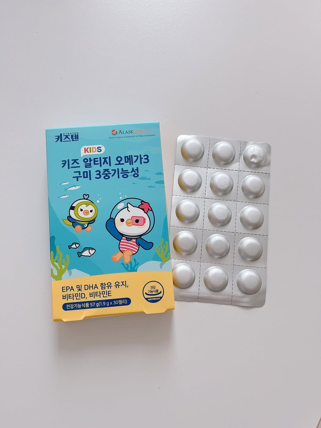 Photo by 꿀정보 공유하는 꼬누맘💗 on August 07, 2025. May be an image of medicine, candy and text that says 'AaKOmecл Parte 我作年,m GALASKOMIGA ตนสเสภ 习ズ面 KIDS 키즈 알티지 오메가3 구미 3중기능성 - 000 O9O EPA 및 DHA 함유 및.함유유지, 유지, 비타민D, 비타민E 건강기능식품 57 7g(1.9gx 건강기능식품57g19×30길리) 7gl g/1. 1.9 g(1.9gx30길리) g: 기능식품 기능나면 -'.