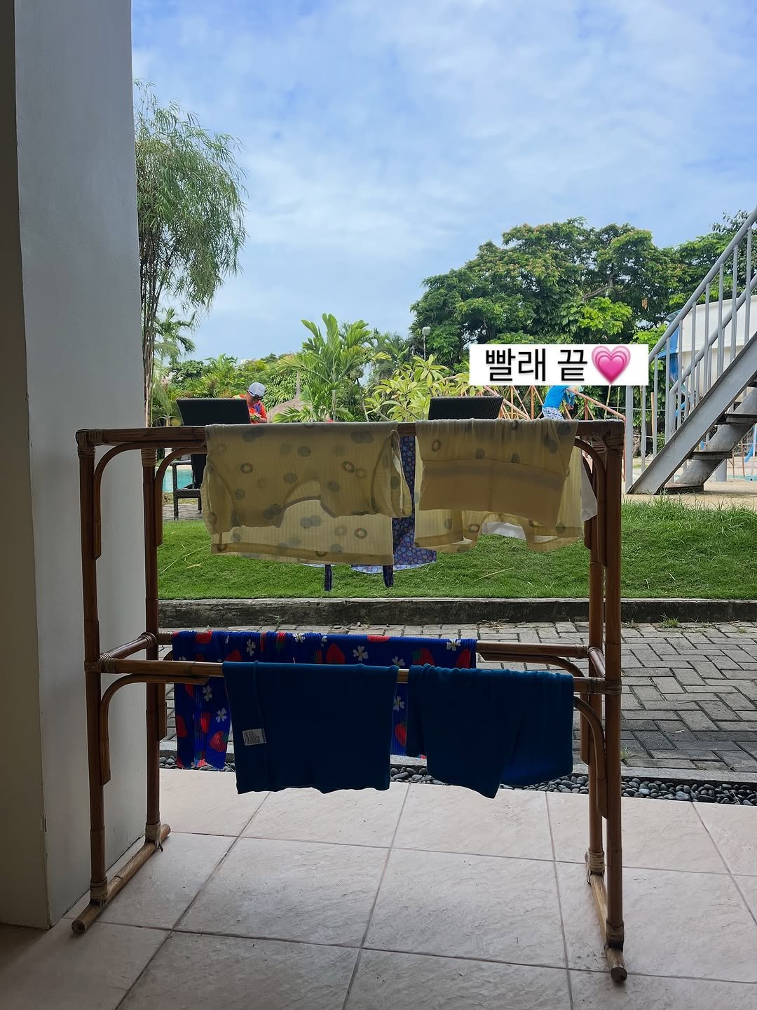 Photo by 꿀정보 공유하는 꼬누맘💗 on August 11, 2025. May be an image of 1 person, towel rack, clothes hanger, outdoors and text that says '빨 빨래 끝 한관우에'.