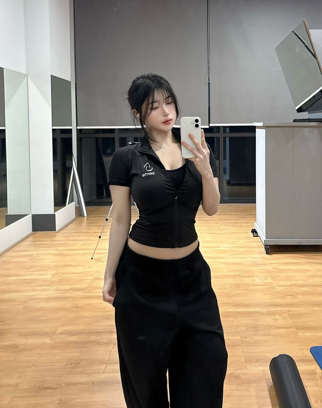 chae.fit__ 게시물 이미지: @serrte_official 
절개선 라인이 있어서 허리 얇아보이게해주는 집업 발견🖤🖤
#세르테
