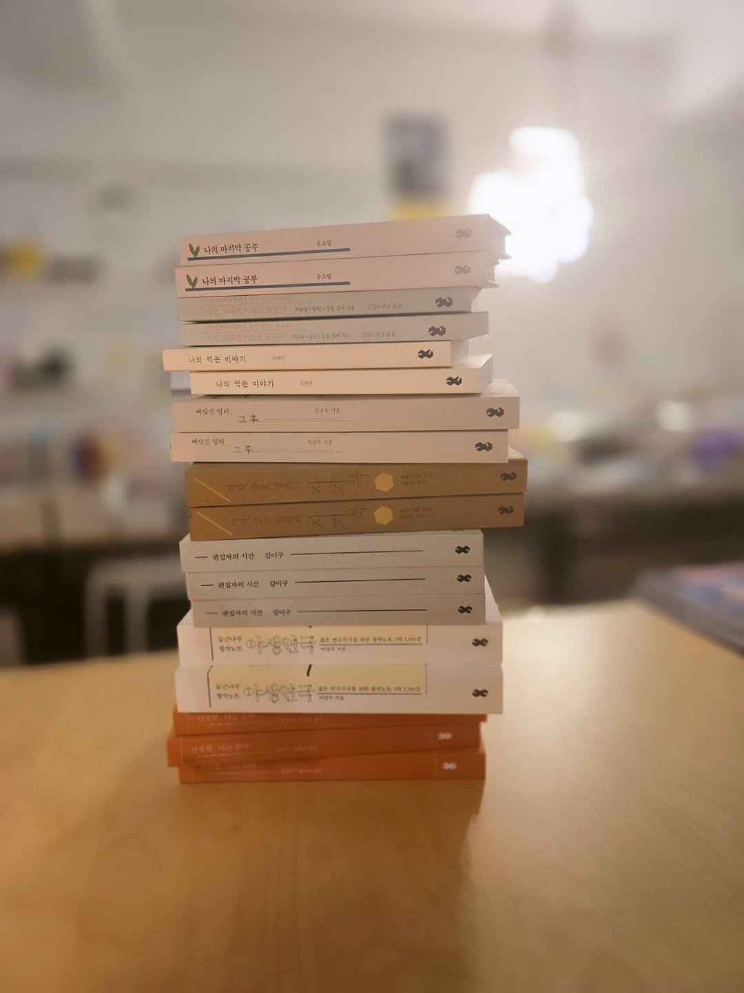 Photo by 책방 연희 chaegbangyeonhui on April 21, 2026. May be an image of book, matchbook, diary and text.