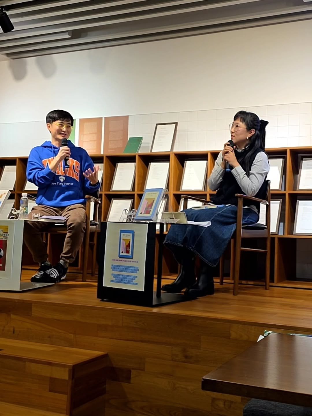 Photo by 책방 연희 chaegbangyeonhui on December 20, 2025. May be an image of one or more people, people studying, book and text.