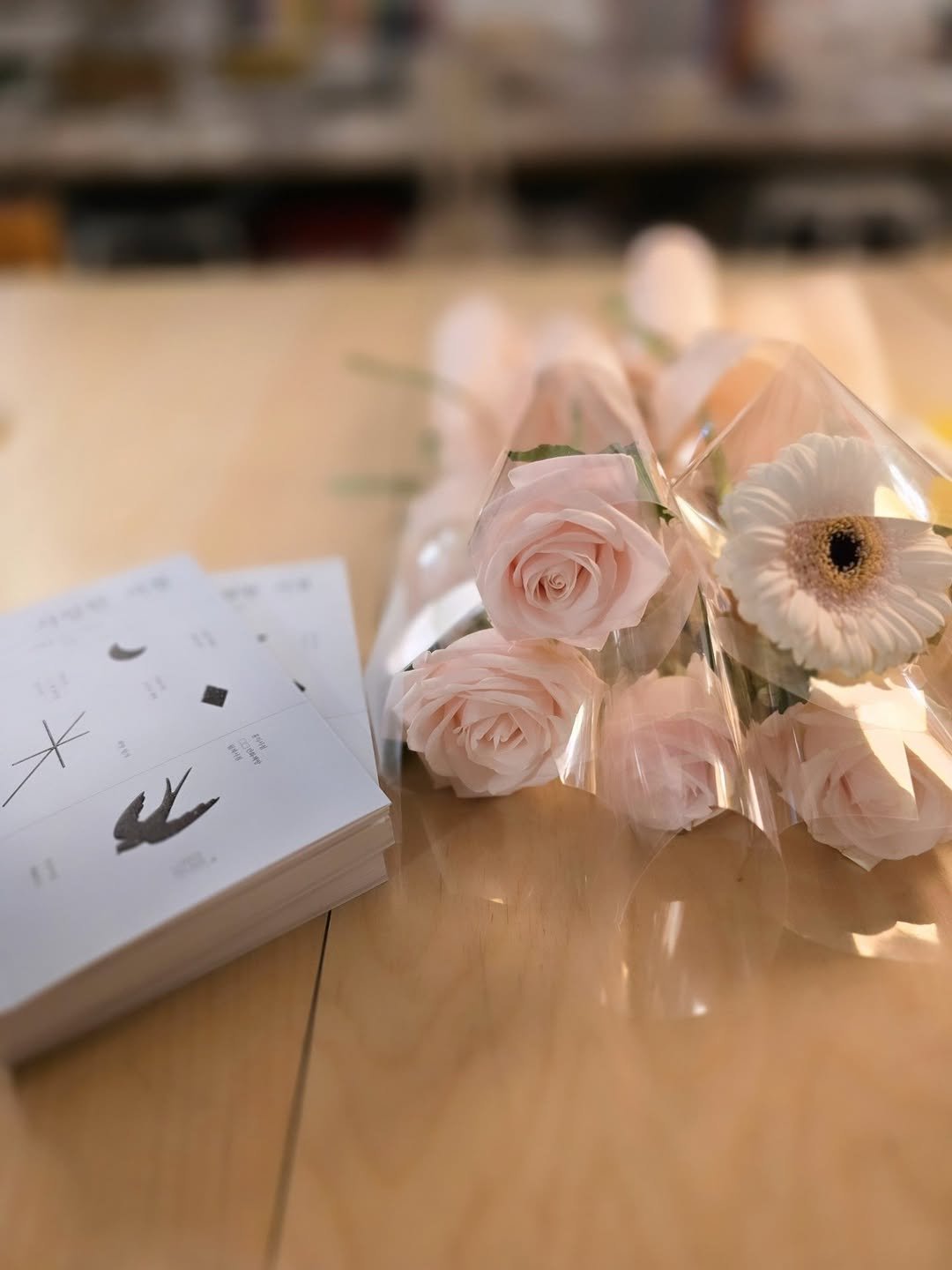 Photo by 책방 연희 chaegbangyeonhui on April 22, 2026. May be an image of flower arrangement, bouquet, prairie gentian, baby's-breath, peony, carnation, rose and text that says '仁 N'.