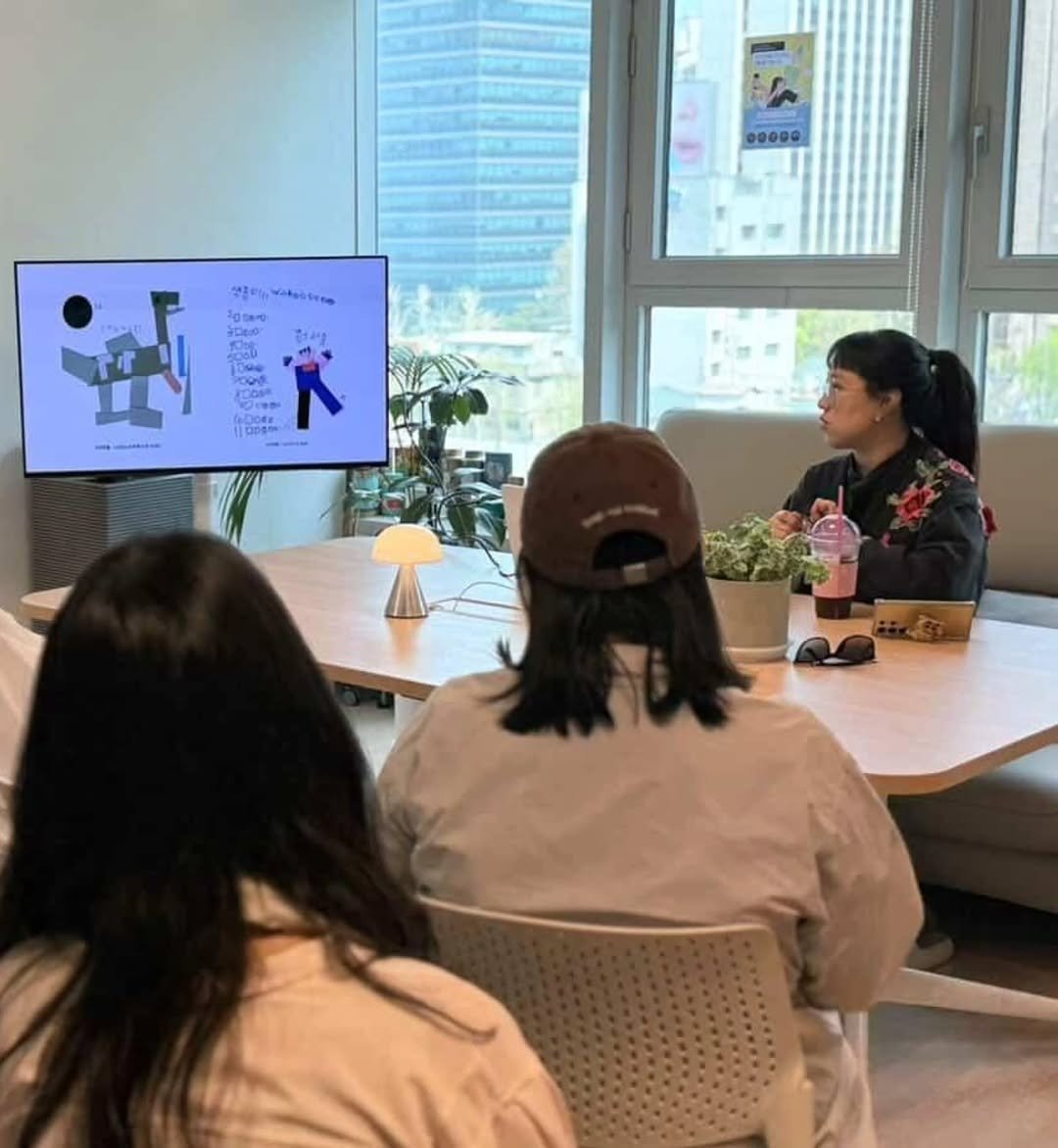 Photo by 책방 연희 chaegbangyeonhui on April 17, 2026. May be an image of studying and text.