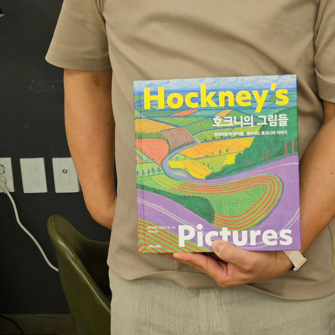 Photo by 책인감_책방&카페&1인출판&강연 on August 08, 2025. May be an image of 1 person, map, magazine, book, poster and text.