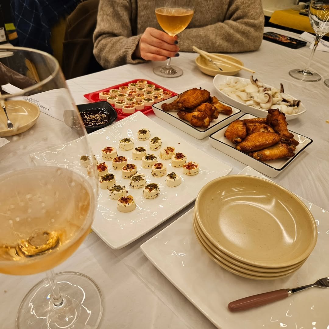 Photo by 책인감_책방&카페&1인출판&강연 on February 13, 2026. May be an image of croquette, wine glass and text.