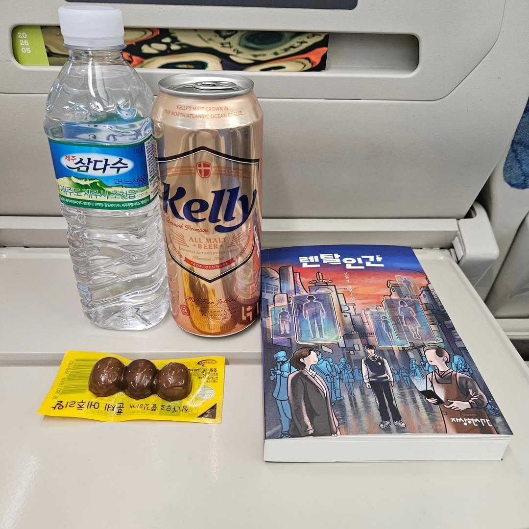 Photo by 책인감_책방&카페&1인출판&강연 on April 25, 2026. May be an image of chocolate bar, wafer and text.