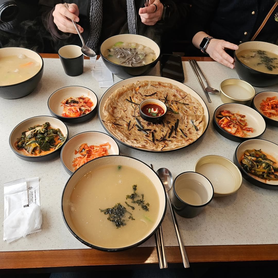 Photo by 책인감_책방&카페&1인출판&강연 on February 10, 2026. May be an image of ramen, congee, tofu, chopsticks, noodles and text.