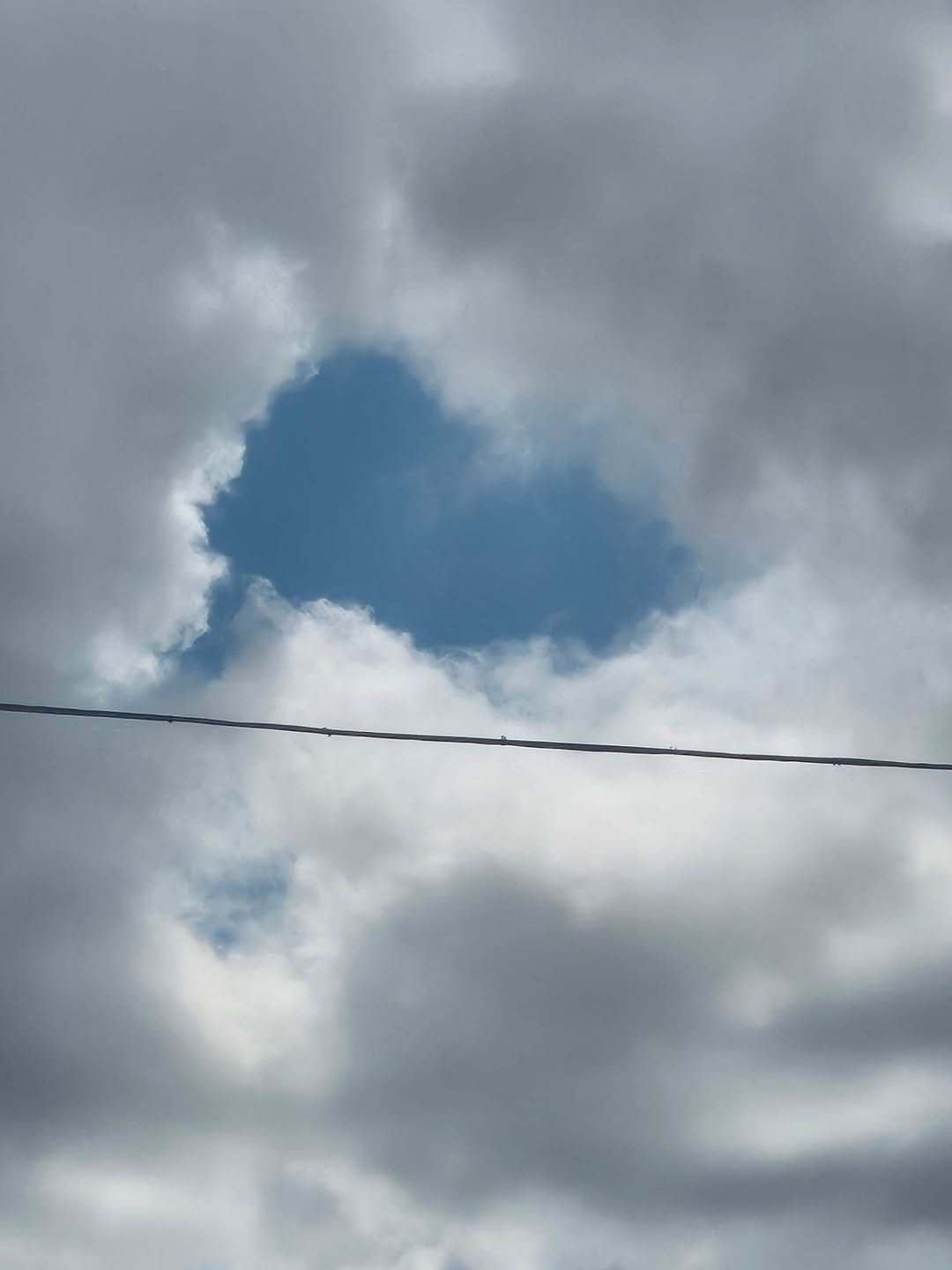 Photo by 책이라는신화 on September 20, 2025. May be an image of heart, cloud, telephone pole and text.