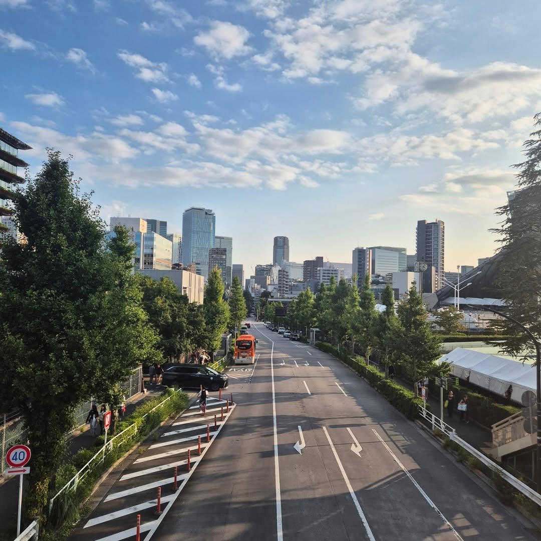 Photo shared by 책이라는신화 on December 19, 2025 tagging @woonyoung_na. May be an image of trolley, Tokyo Tower, cloud, road, street, buildings and text.