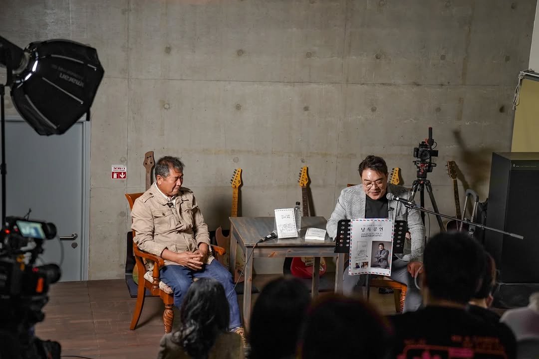 Photo by 책이라는신화 on October 27, 2025. May be an image of camera, tripod, camcorder and text that says '포어인 前 분'.