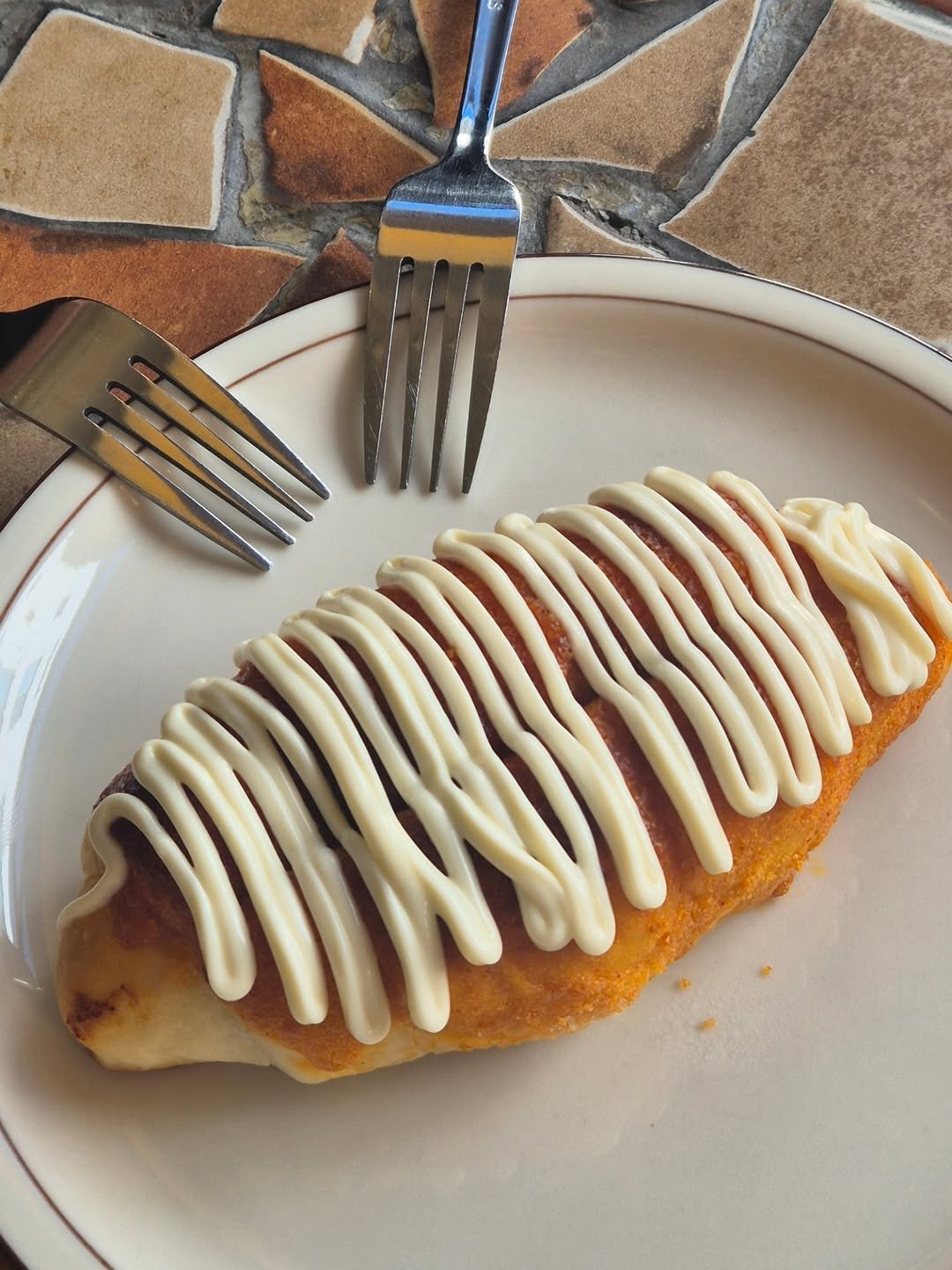 Photo by 책이라는신화 on January 29, 2026. May be an image of turnover, potpie, hand pie, fork and text.