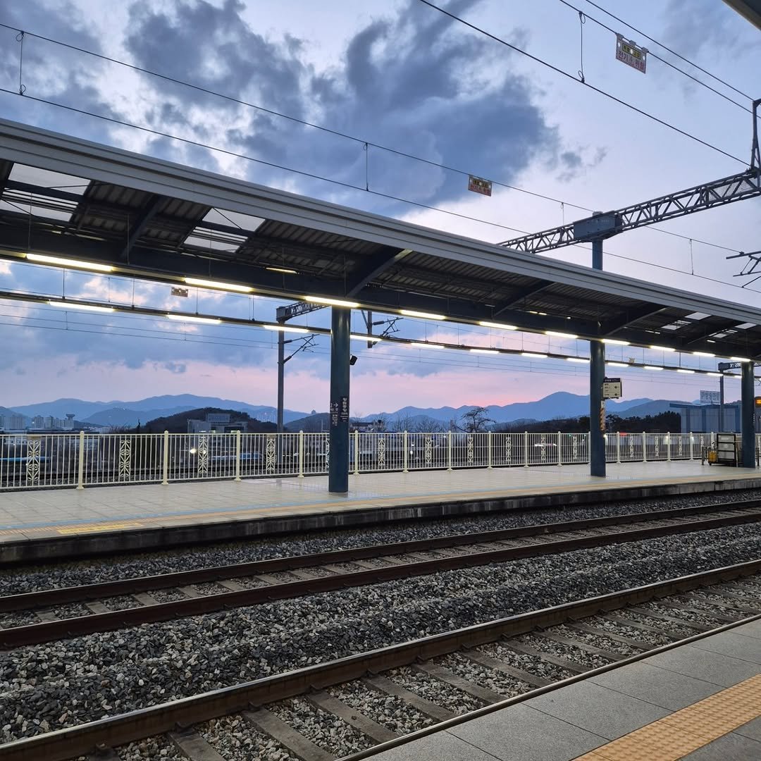 Photo by 책이라는신화 on February 16, 2026. May be an image of train, railroad, cloud, twilight, terminal and text.
