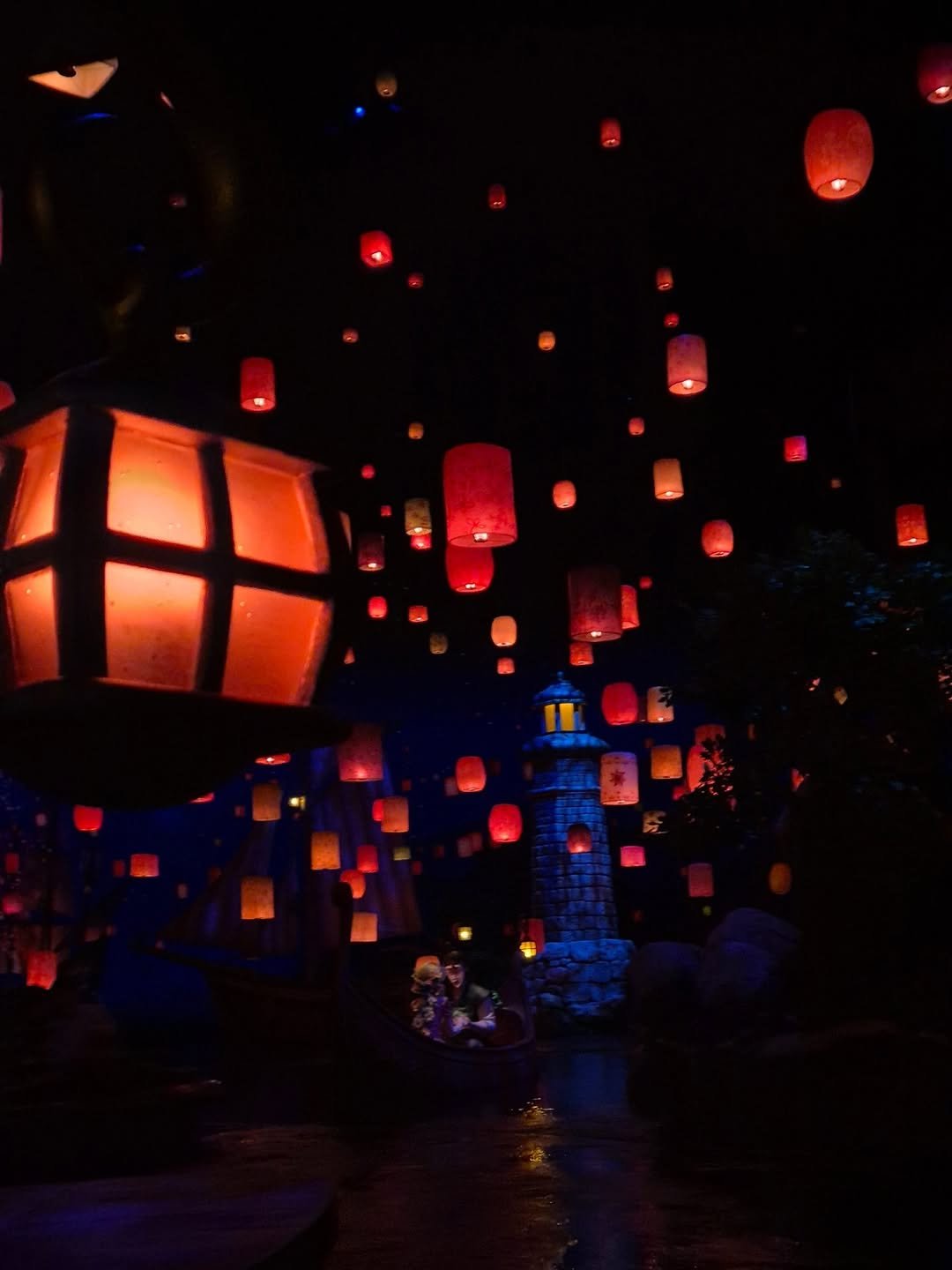 Photo by 책이라는신화 on September 29, 2025. May be an image of 1 person, lantern and text.