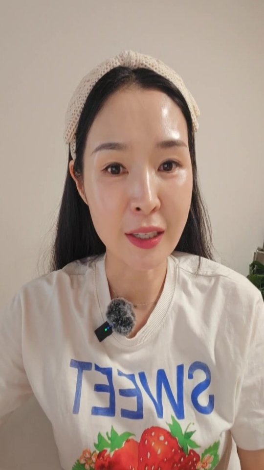 chaeheekoo 게시물 이미지: 라이브 두시간 동안 
물 한잔도 안마시고
신나게 떠든 건에 대하여...

12시...