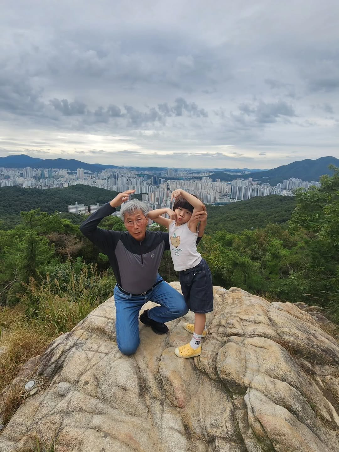 Photo by 구채희 on October 12, 2025. May be an image of climbing, Victoria Peak and text.