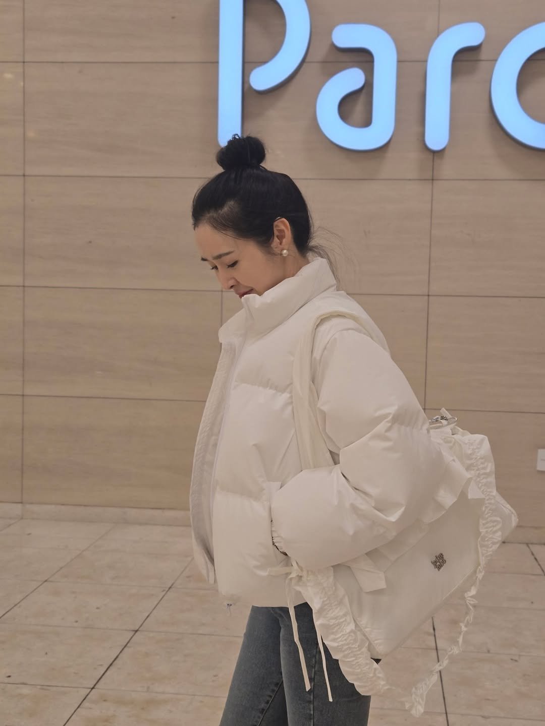 Photo by 구채희 on January 09, 2026. May be an image of duffle coat, overcoat, sable coat, goosedown coat, fleece, parka, flight jacket and text that says 'Paro'.