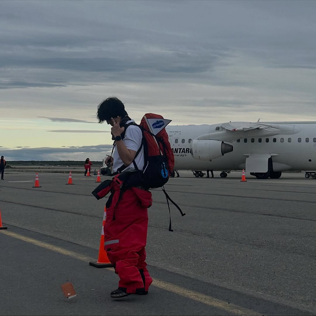 Photo by 채종협 on November 17, 2025. May be an image of parachute, airplane, snowsuit and text.