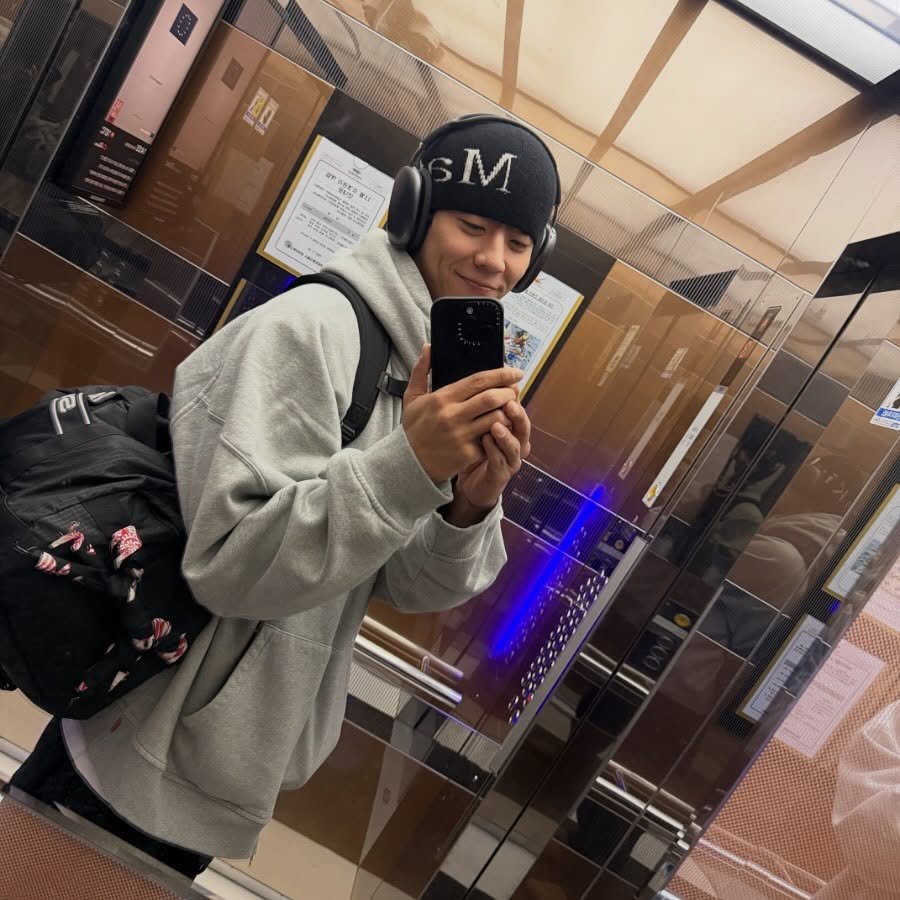 Photo by 채종협 on November 09, 2025. May be a selfie of hat, sweatpants, mirror and text.