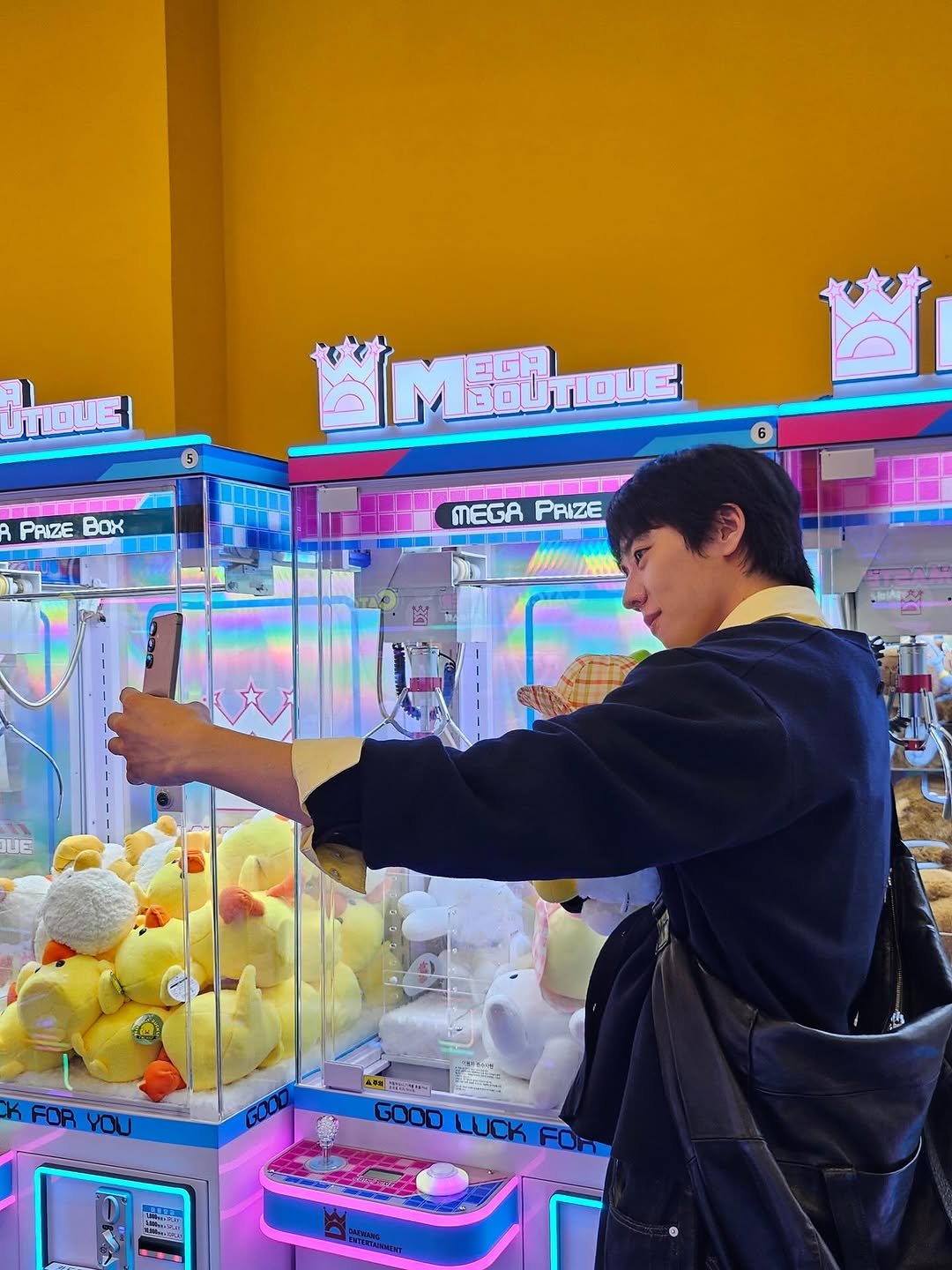 Photo by 채종협 on February 21, 2026. May be an image of duffle coat, toy and text that says '5 DM EGR BOU UTIQUE PRIZE PAIZEBOX BAK 6 MEGA MEGAPRZE PAIZE LE FORYOU 枚 金可屋 GOOD GOODLUCKFOR LUCK FC'.