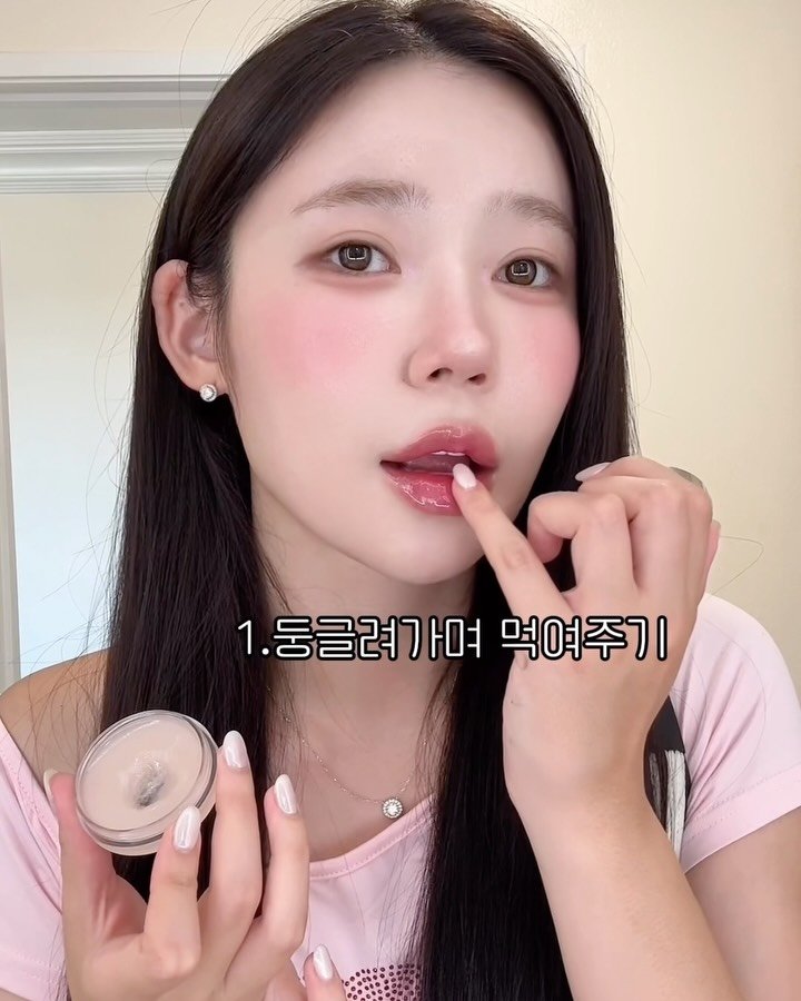 chaem_beauty 게시물 이미지: 다들 하신건가요🫶🏻
⠀
어찌나 촉촉한지 바를수록
입술이 통통해지는건 물론이구
검게...