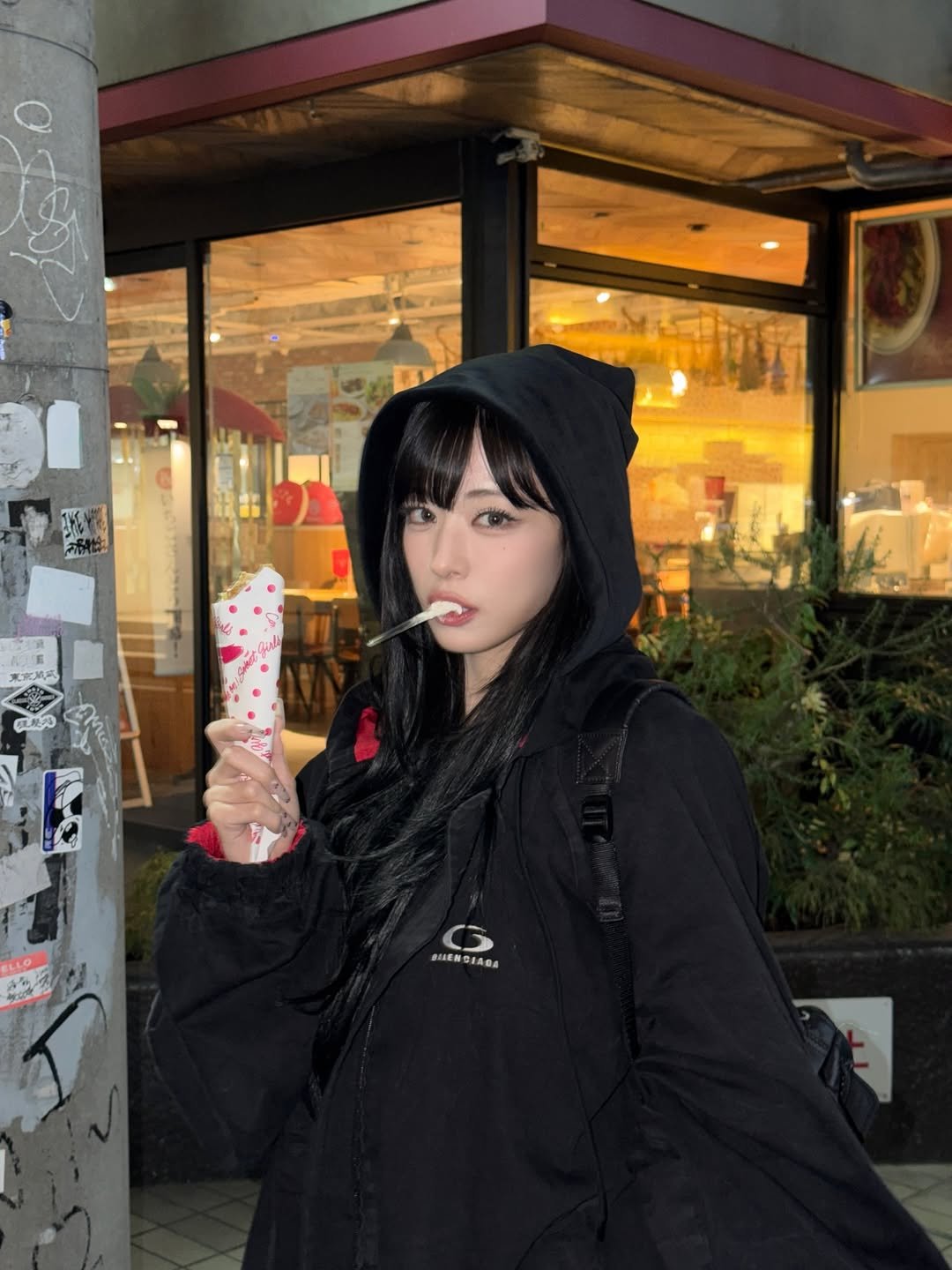 Photo by 이채영 on March 02, 2026. May be an image of ice cream, duffle coat, parka, raincoat, lollipop, umbrella, street and text.