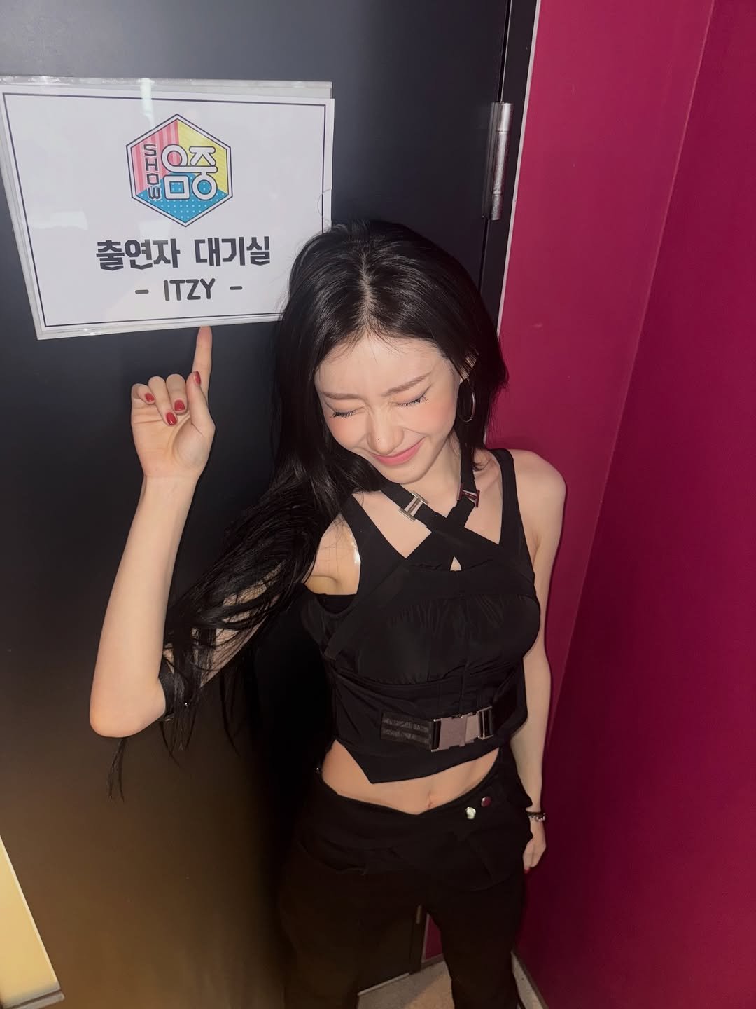 Photo by CHAERYEONG on December 04, 2025. May be an image of top and text that says 'ည 음중 Q天 00 출연자 대기실 -ITZY- ITZY'.