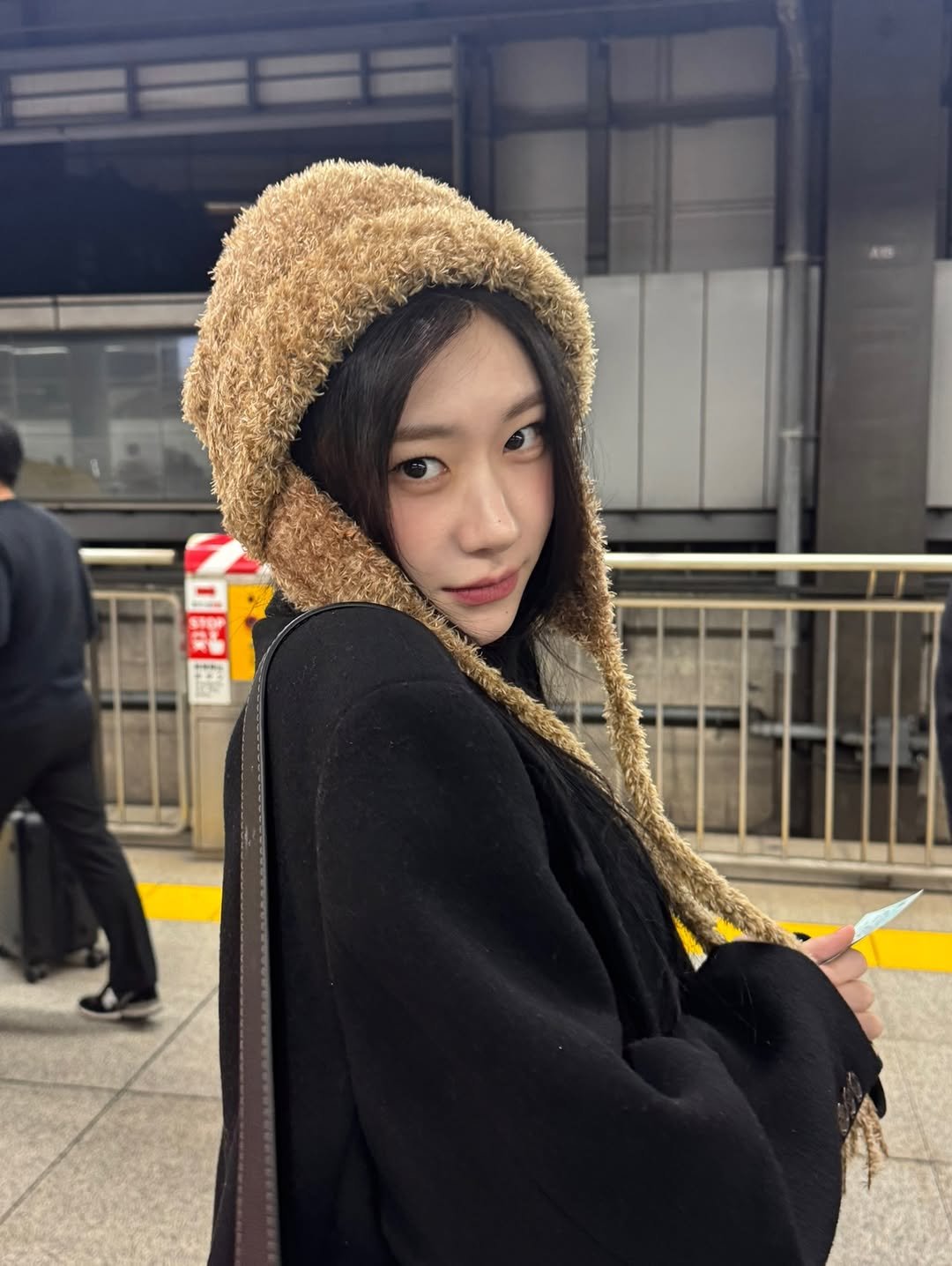 Photo by CHAERYEONG on December 07, 2025. May be an image of one or more people, braids, hat, overcoat, duffle coat, parka, face mask, beret, cloak and text.