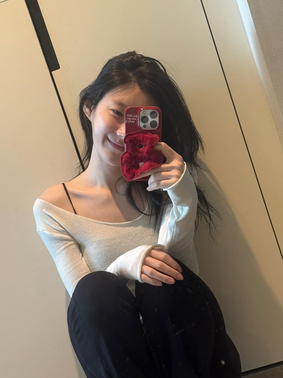 Photo by CHAERYEONG on October 30, 2025. May be a selfie of phone, mirror and text.