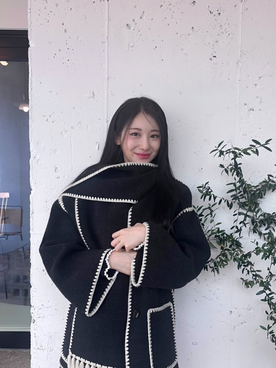 Photo by 이채연 Leechaeyeon on February 16, 2026. May be an image of duffle coat, sweater, cloak, poncho, shawl, parka, cardigan, turtleneck, knit and text.