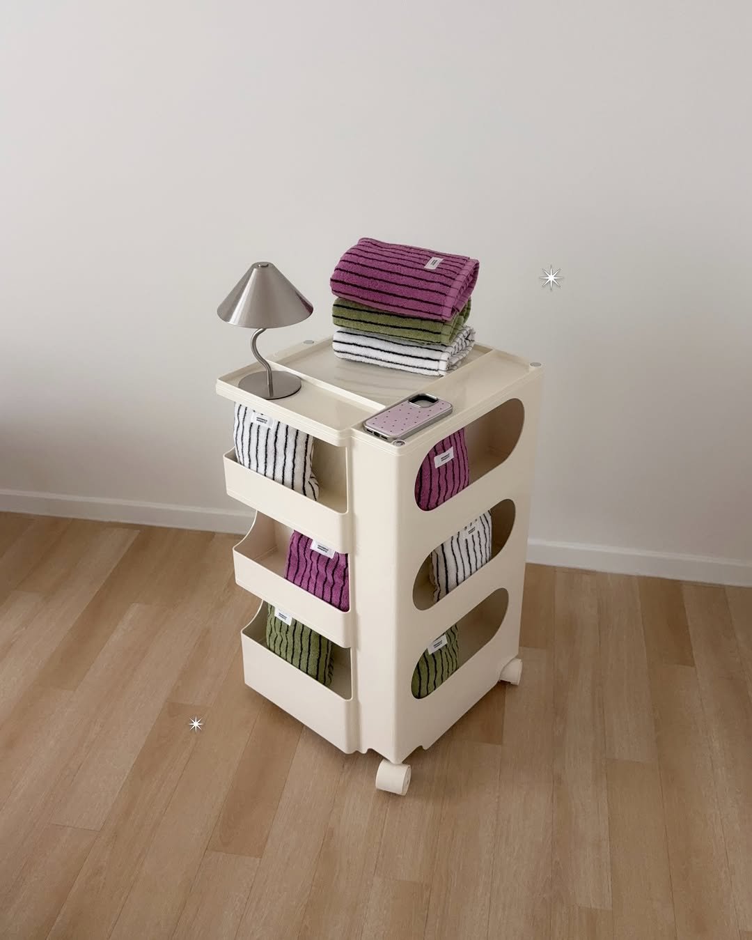 Photo by 채집 | 집꾸미기 • 홈스타일링 • 살림 on March 24, 2026. May be an image of step stool, rack and text.