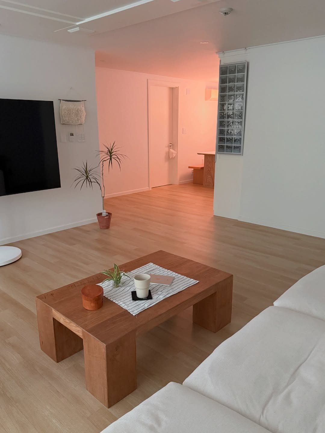 Photo shared by 채집 | 집꾸미기 • 홈스타일링 • 살림 on August 20, 2025 tagging @casamia_official, @todayhouse, @hanssem_official, @museum_acid.low, @ikeakr, @monthday.official, and @29cm.home.