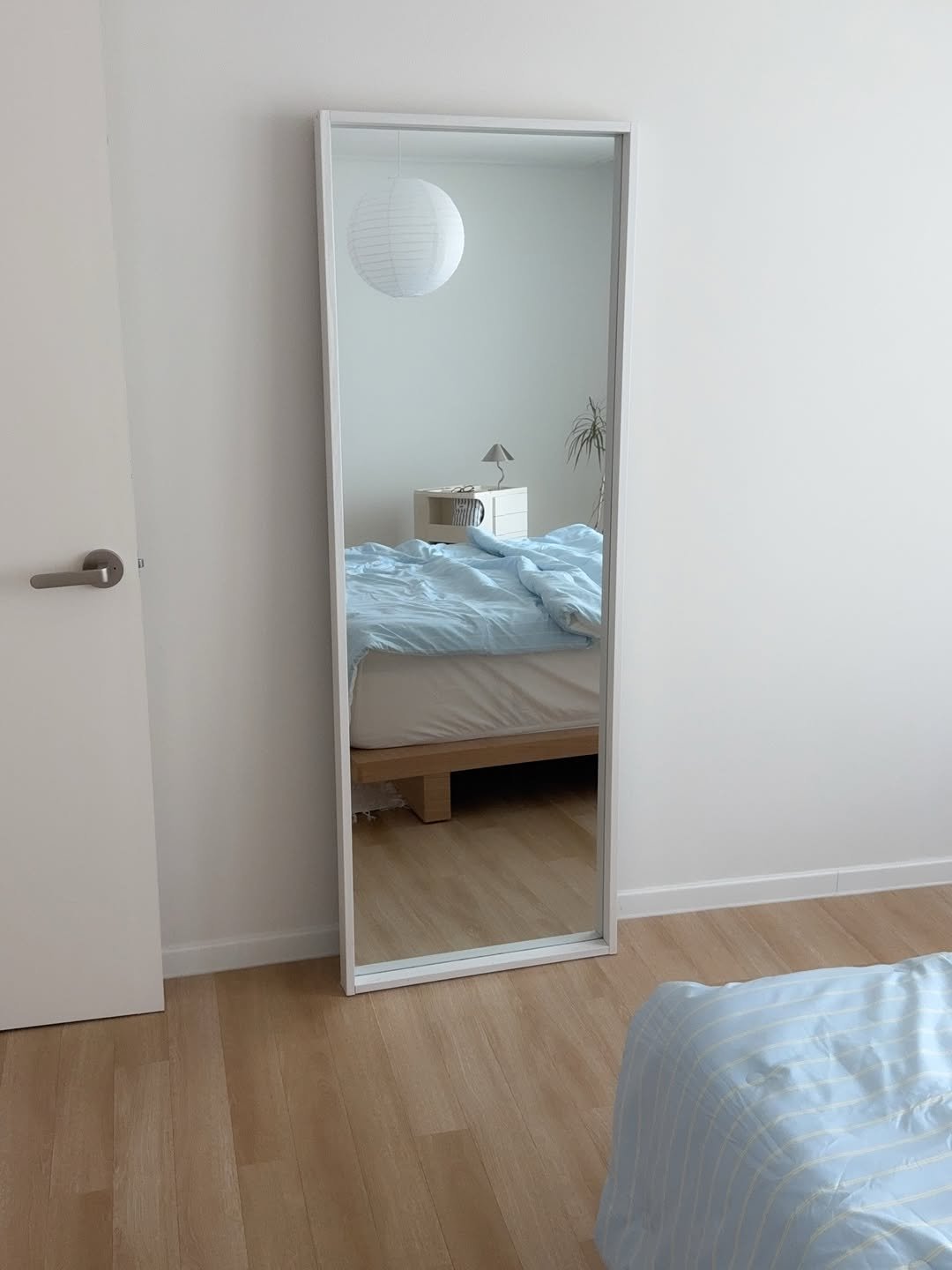 Photo by 채집 | 집꾸미기 • 홈스타일링 • 살림 on March 26, 2026. May be an image of mirror, mattress, bedroom, indoors, sliding door and text.