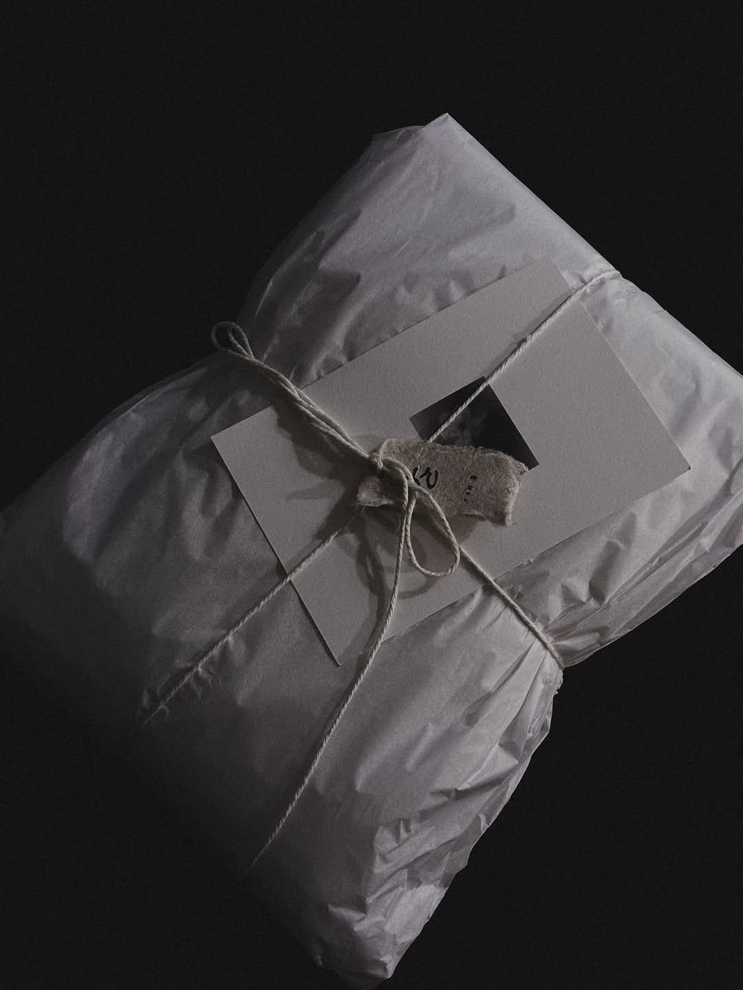 chaiiii_official 게시물 이미지: 고요 -

묶인 끈을 풀고 
종이를 걷어내면 
조용히 모습을 드러납니다. 

손에...