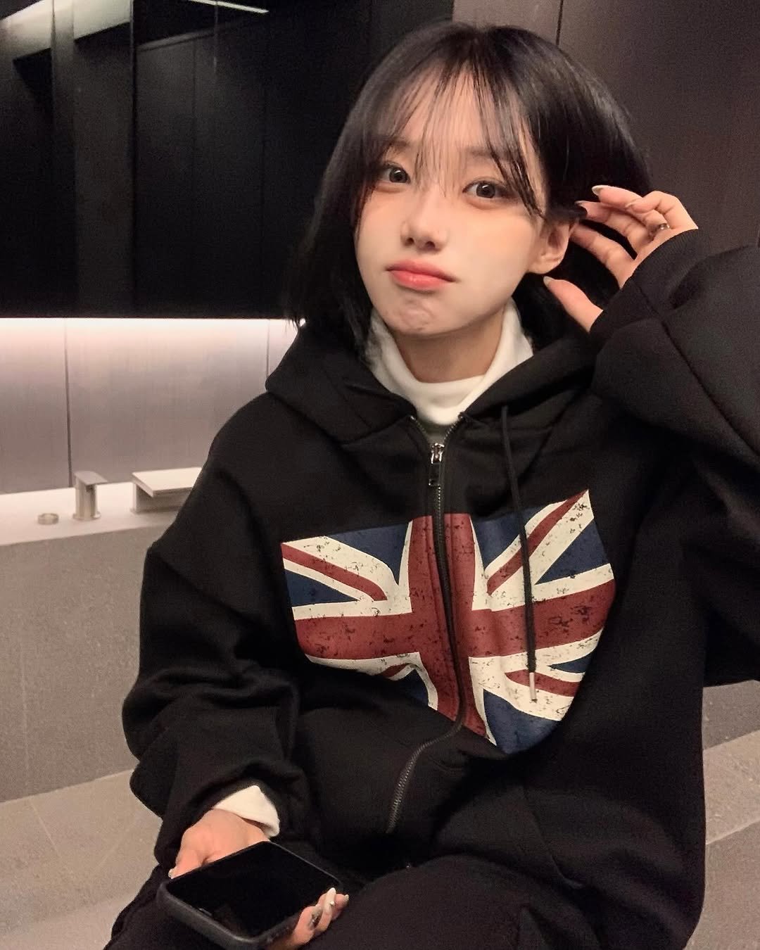 Photo by 차진아 on October 30, 2025. May be an image of one or more people, hair, duffle coat, parka, top, sweatshirt, turtleneck and text.