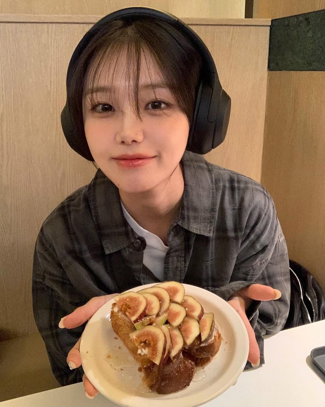Photo by 차진아 on August 18, 2025. May be an image of 1 person, fig, pie, toast and text.