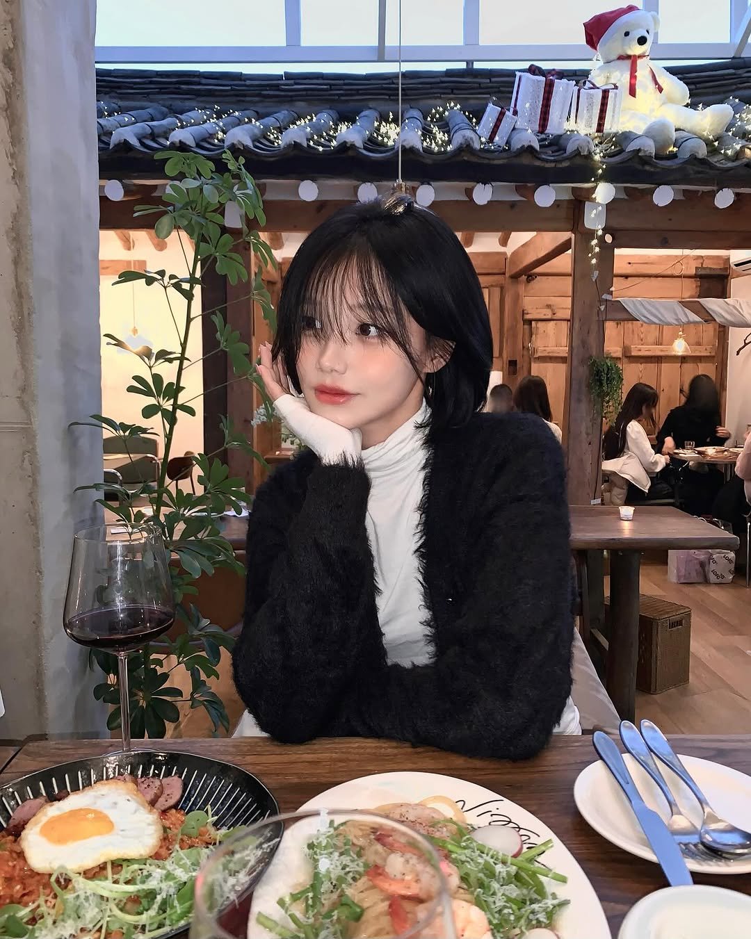 Photo by 차진아 on December 07, 2025. May be an image of duffle coat, parka and text.