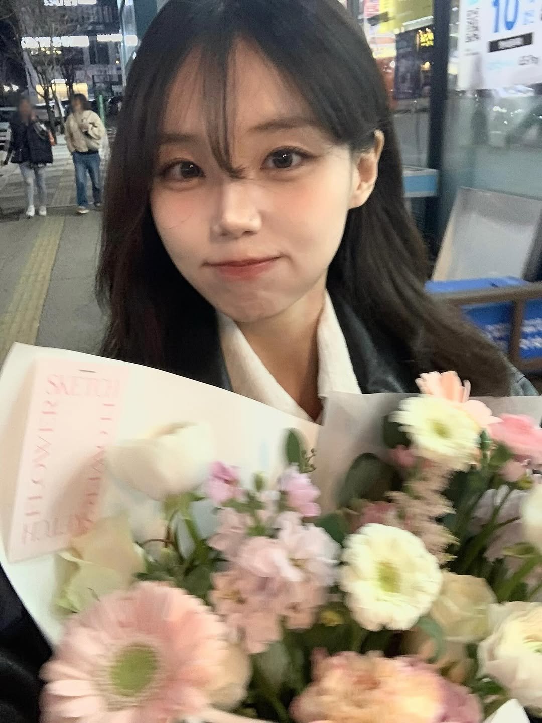 Photo by 차진아 on June 08, 2025. May be an image of 3 people, baby's-breath, prairie gentian, white lily, rose and text.