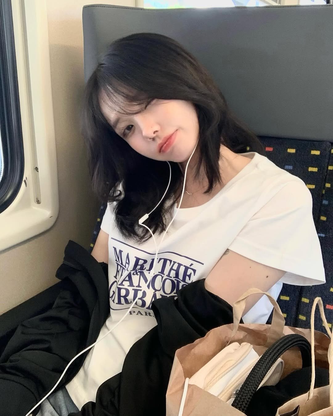 Photo by 차진아 on May 17, 2025. May be an image of 1 person, hair, train, bus and text that says 'NARITHA ANÇO RB PARI'.