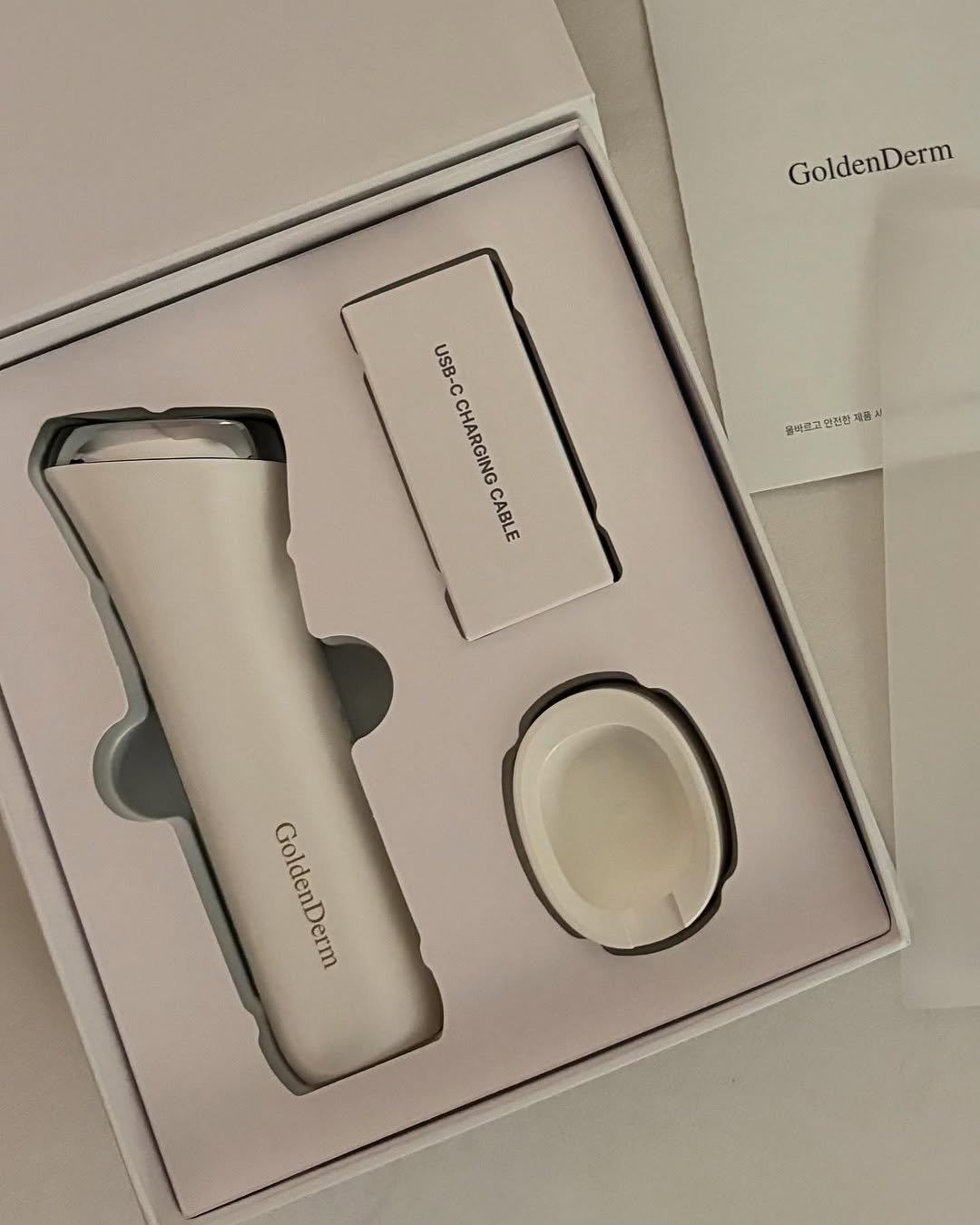Photo by 차진아 on September 26, 2025. May be an image of hair dryer, thermometer, microphone, hand cream, shaver, perfume, can opener and text.
