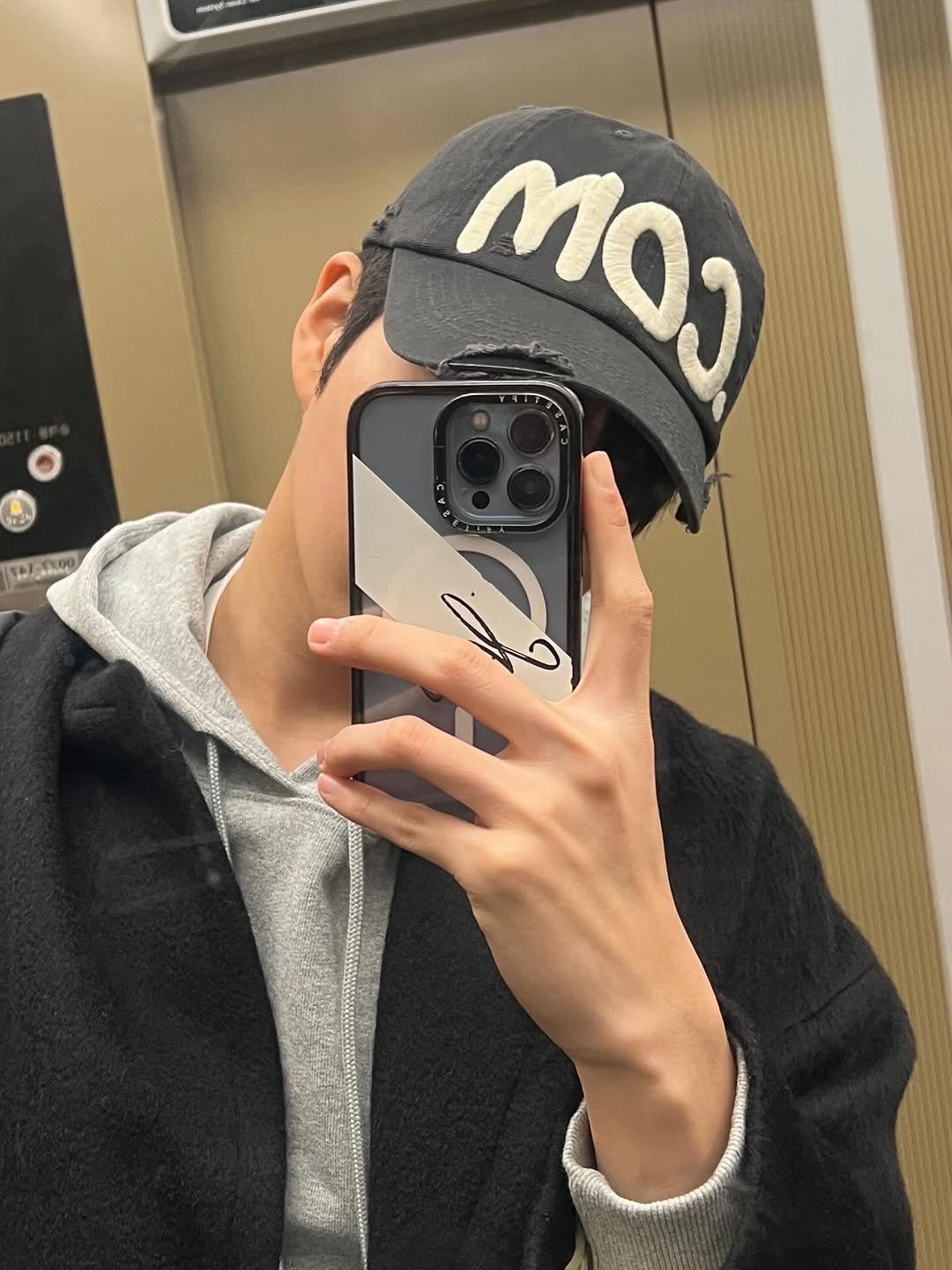 Photo by 차강윤 KANG YOON CHA on January 12, 2026. May be a selfie of sweatshirt and mirror.