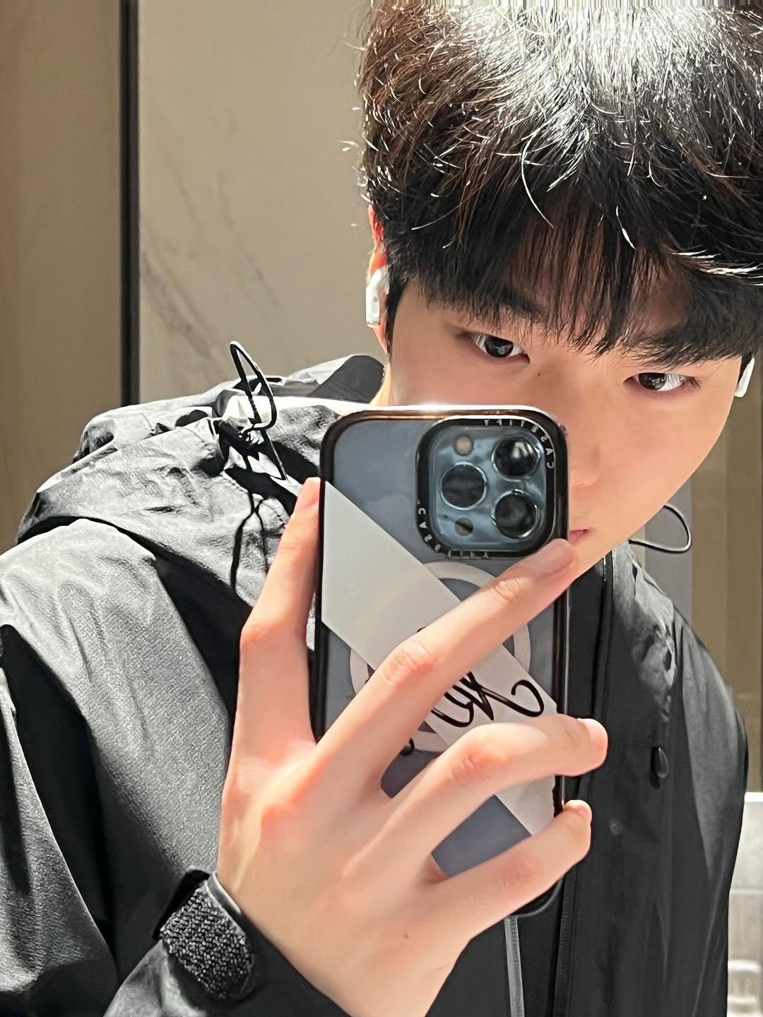 Photo by 차강윤 KANG YOON CHA on January 14, 2026. May be a selfie of phone and mirror.