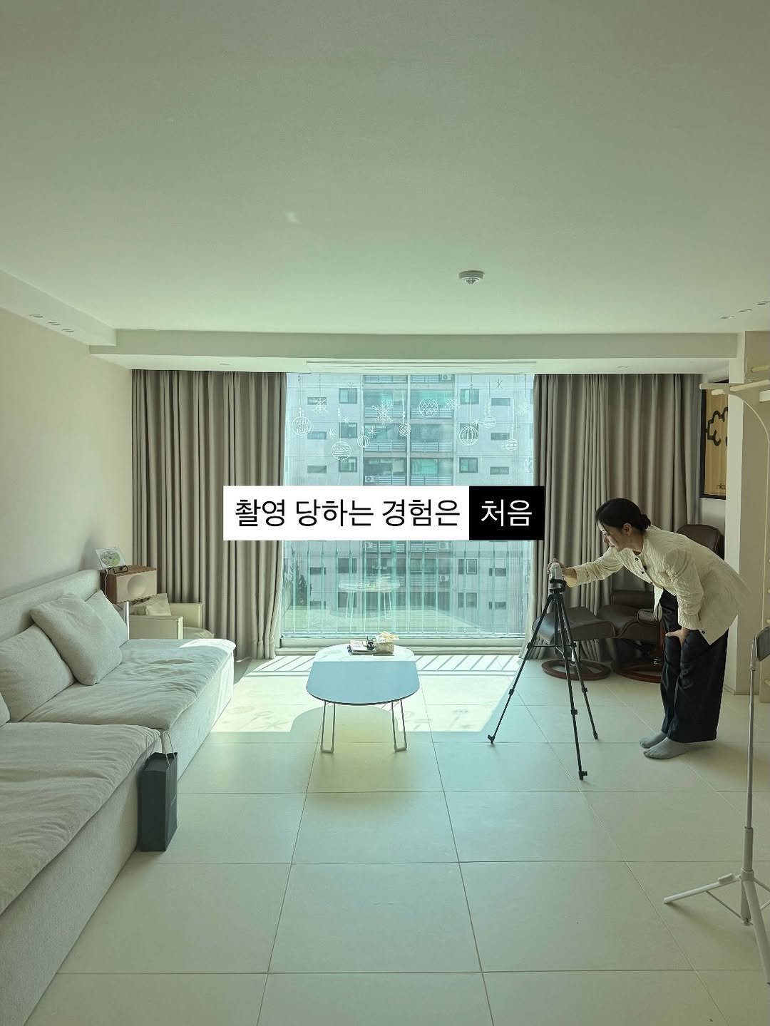 Photo by 착착홈 on March 10, 2026. May be an image of thermostat, sofa, mattress, bedroom, indoors and text that says '촬영 당하는 경험은 처음'.