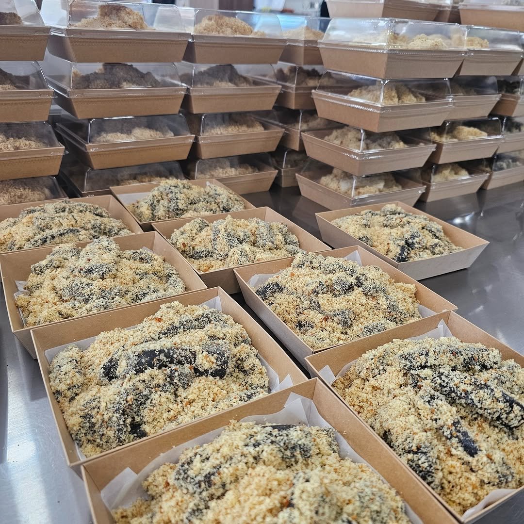 Photo by 찰떡부자 on September 29, 2025. May be an image of babka, crumbcake, raisin, hamper, baked goods and text.